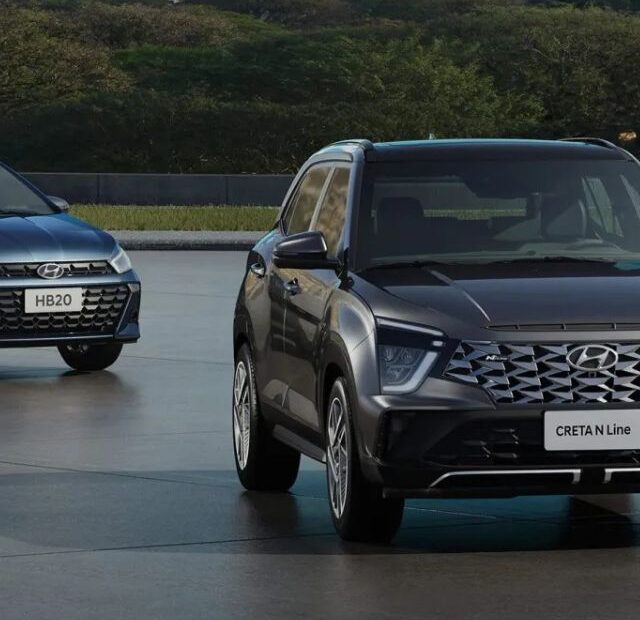 Um Hyundai Creta e um HB20 atrás.