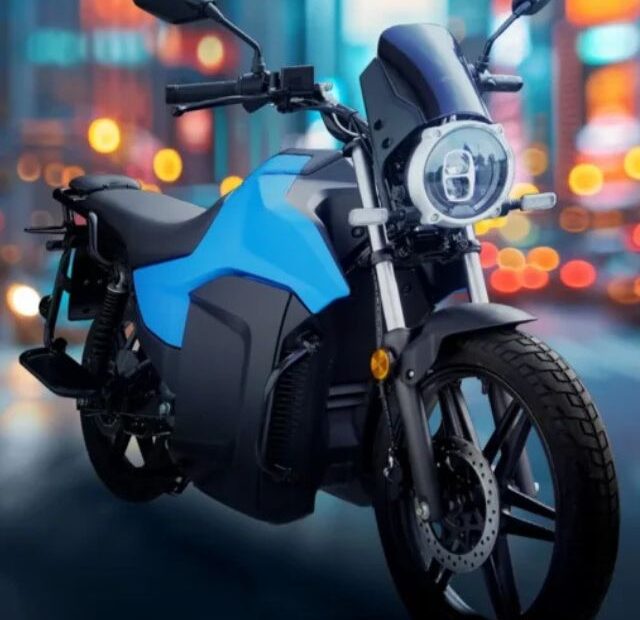 Vmoto VS4 azul parada na diagonal.