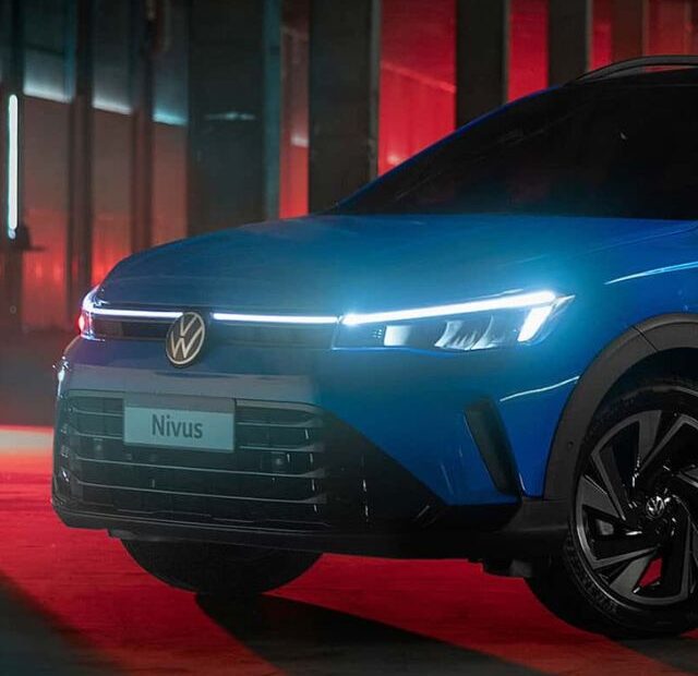 Volkswagen Nivus 2025 azul com luz vermelha.