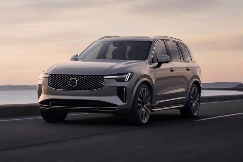 Volvo XC90 na estrada.