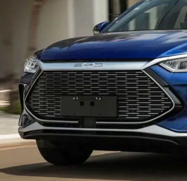 BYD Song azul parado de frente.