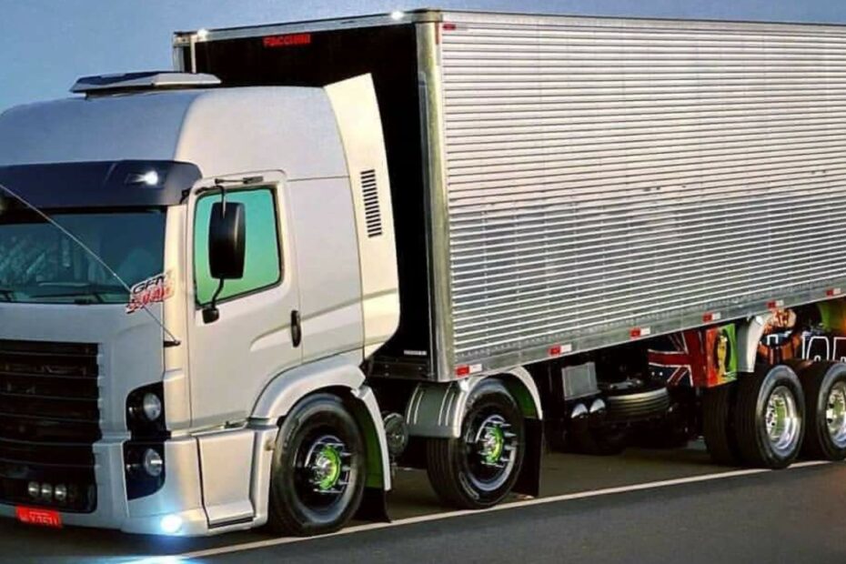 Caminhão arqueado prata em velocidade.