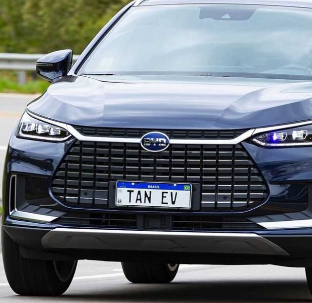 Carro Chines em velocidade.