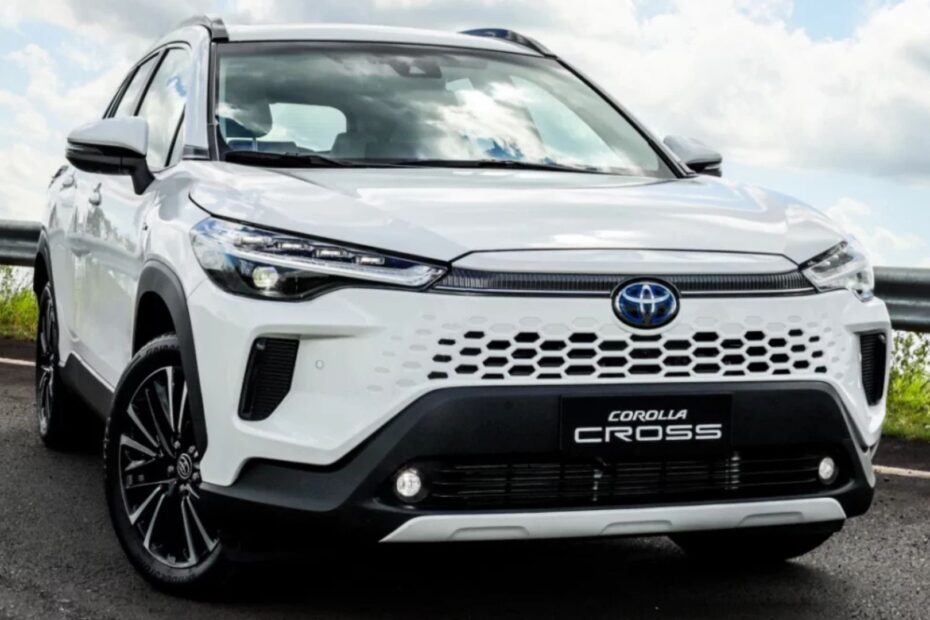 Toyota Corolla Cross branco parado na diagonal.