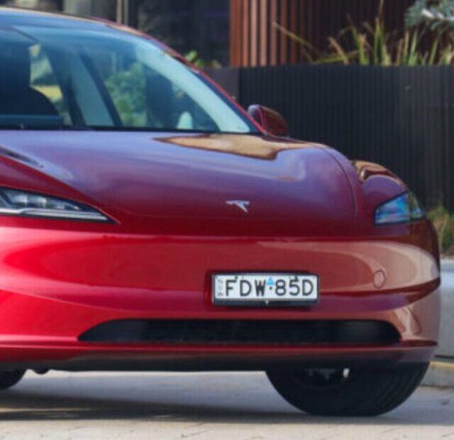 dianteire do tesla vermelho
