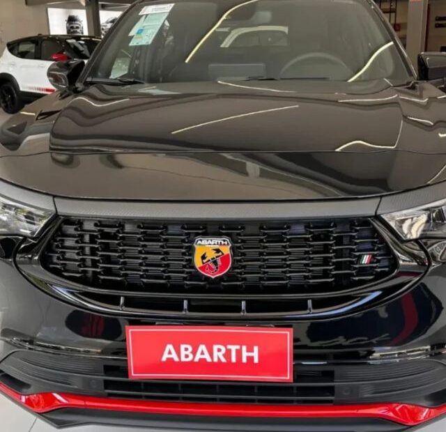 Fiat Fastback Abarth preto de frente.