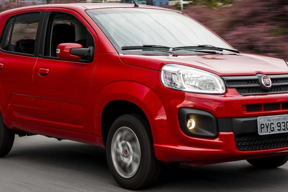 Um carro Fiat Uno vermelho em velocidade.