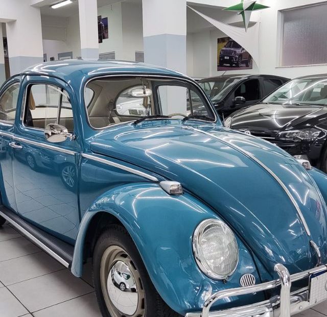 Fusca azul parado na diagonal.