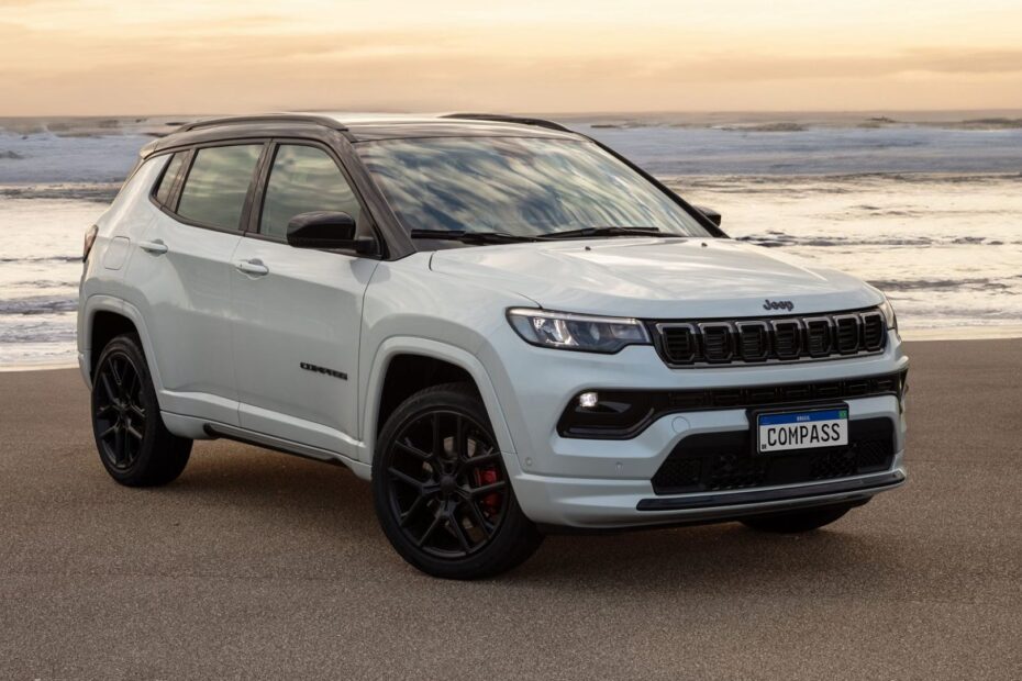 Jeep Compass branco parado na diagonal.