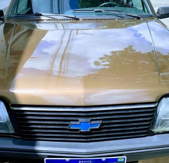 Chevrolet Monza laranja de frente.