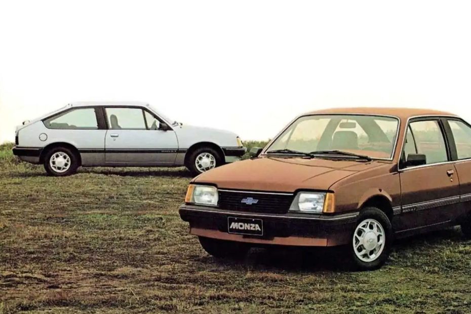 Sedan Monza laranja parado na diagonal.