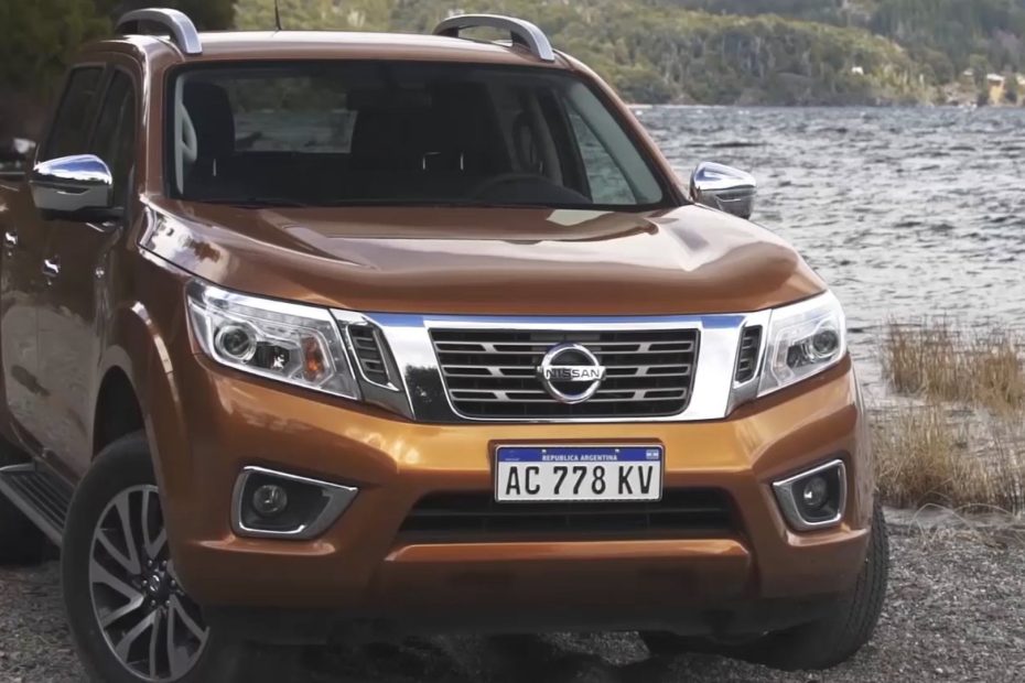 Crise: Nissan Laranja parado de frente.