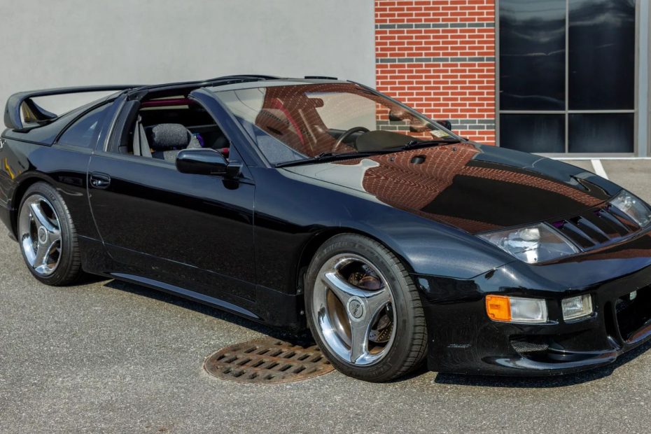 Nissan 300ZX preto parado de lado.