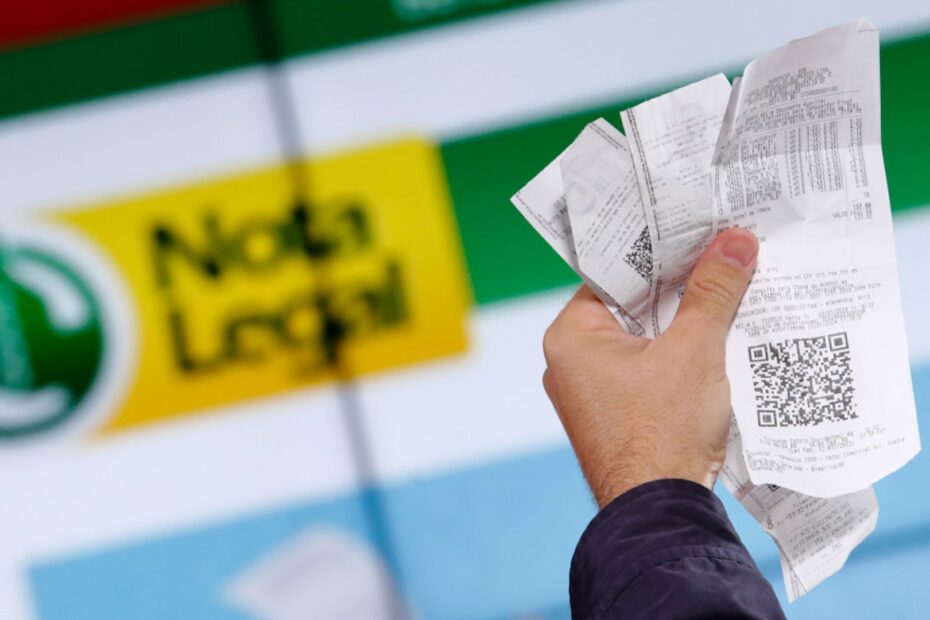 Nota Legal: Pessoa segurando nota fiscais.