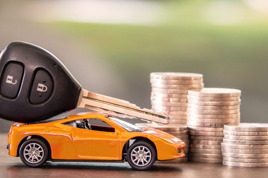 Um carrinho de brinquedo do lado de moedas.