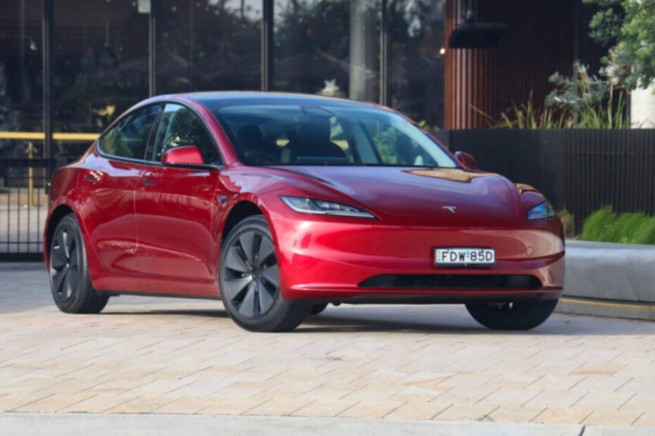 tesla vermelho estacionado na diagonaç
