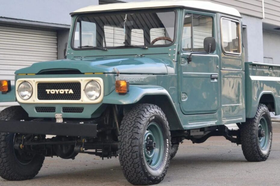 Toyota Bandeirante azul parado na diagonal.