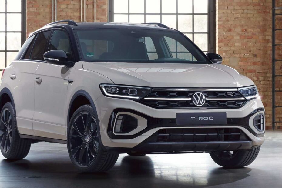 Carro SUV da Volkswagen branco parado na diagonal.