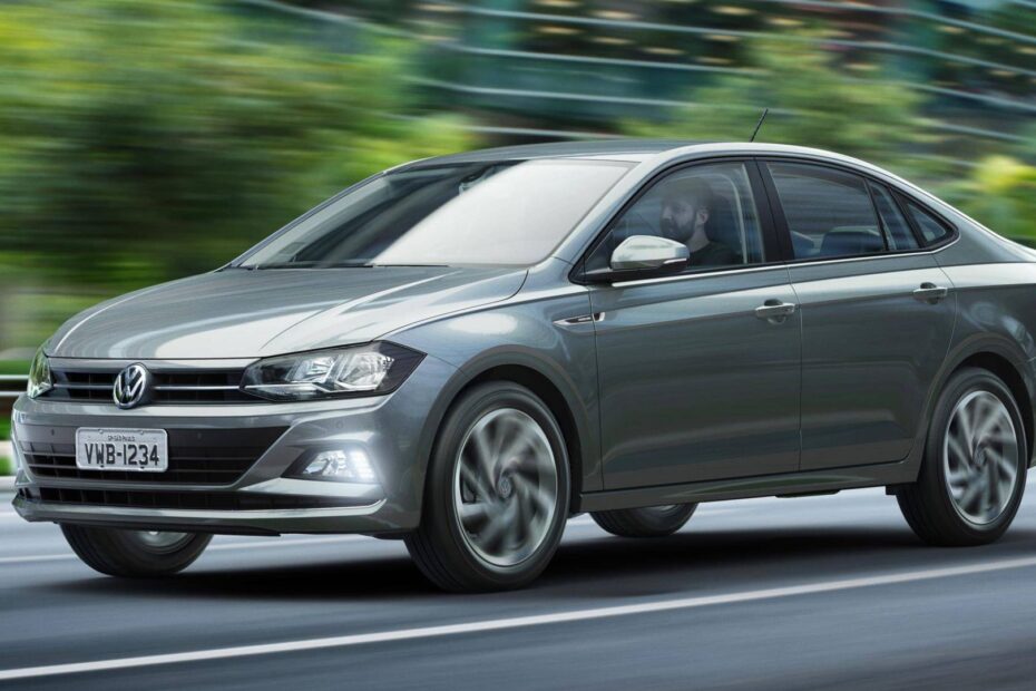 Volkswagen Virtus cinza em velocidade