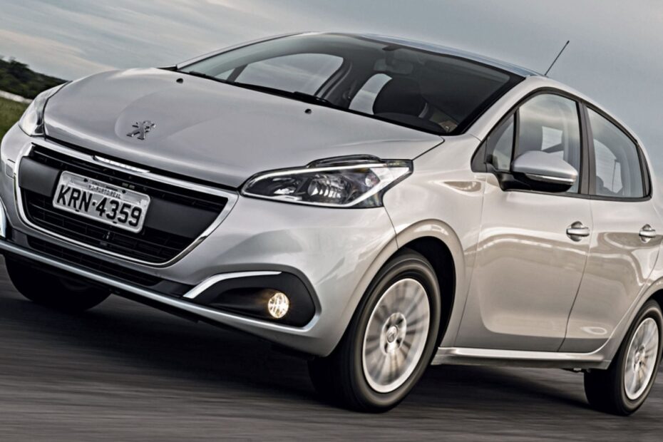 Peugeot 208 prata em velocidade.