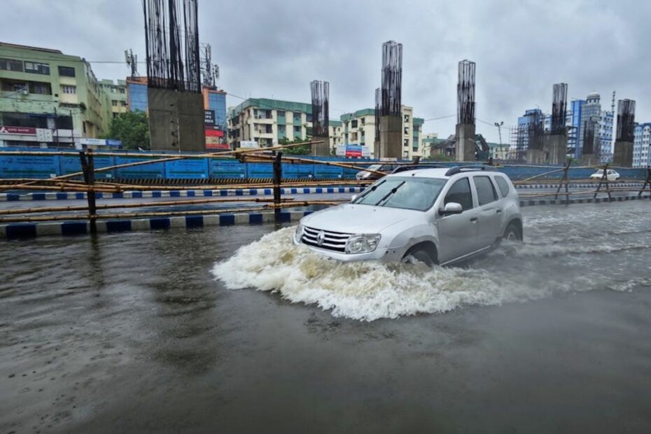 Agua da enchente acabam com o carro.