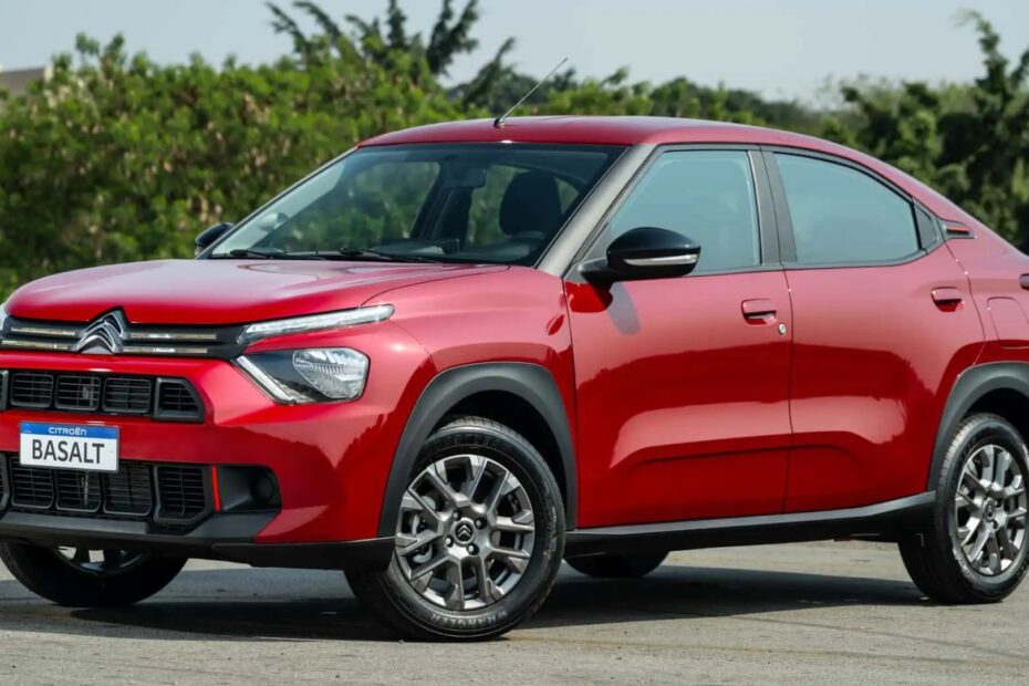 Citroën Basalt 1.0 Feel MT vermelho parado na diagonal.
