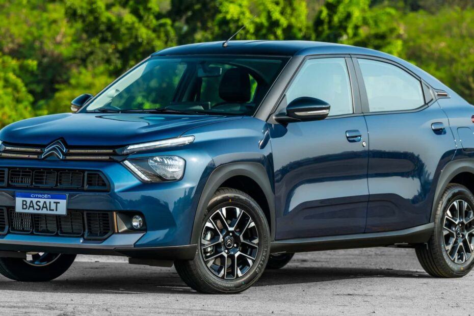 Citroën Basalt azul parado na diagonal.