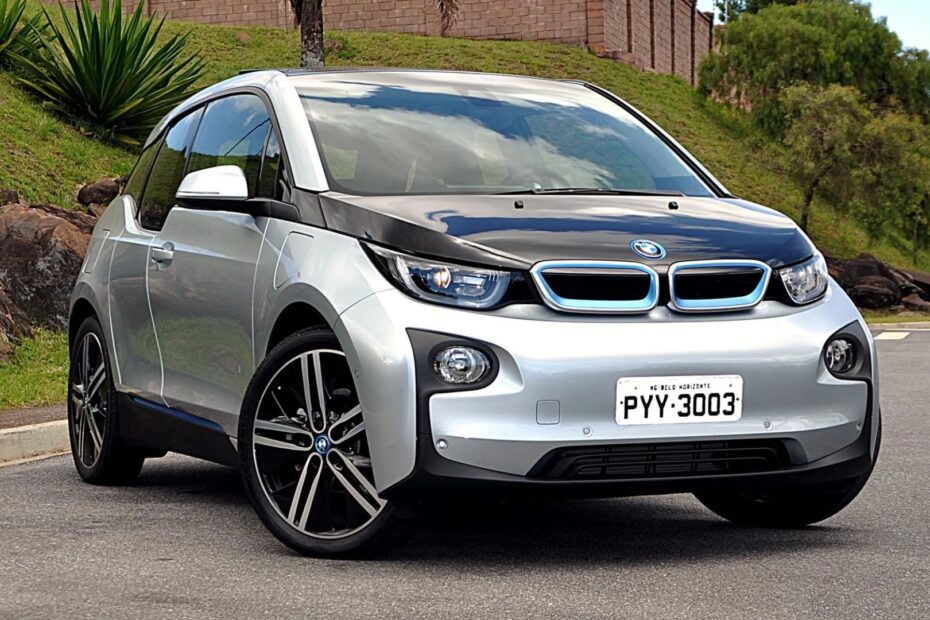 BMW i3 prata parado na diagonal.