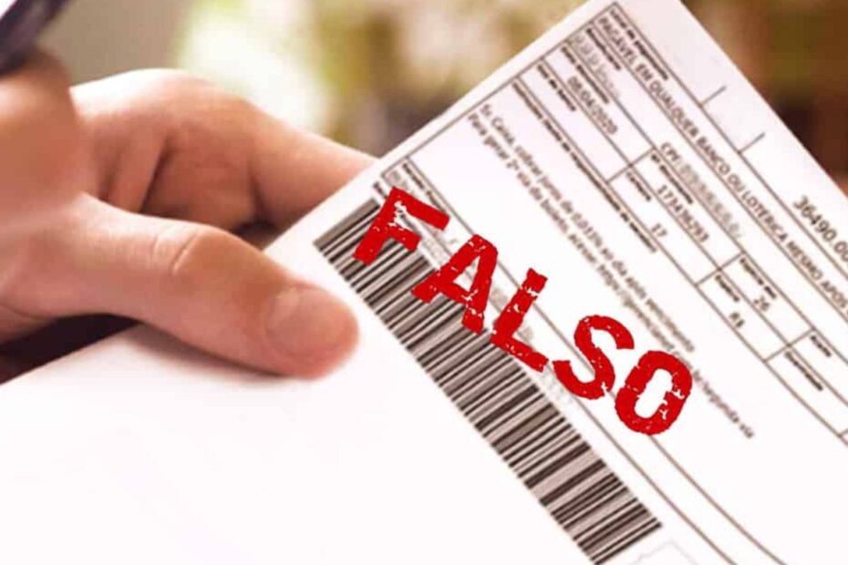 Segurando um boleto falso.