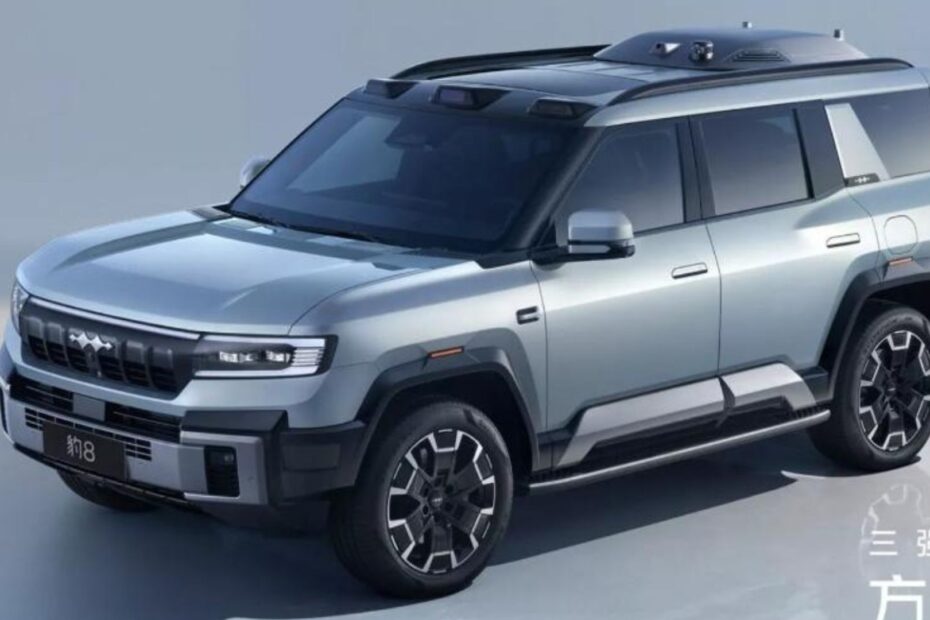 BYD com drone em cima prata parado na diagonal.