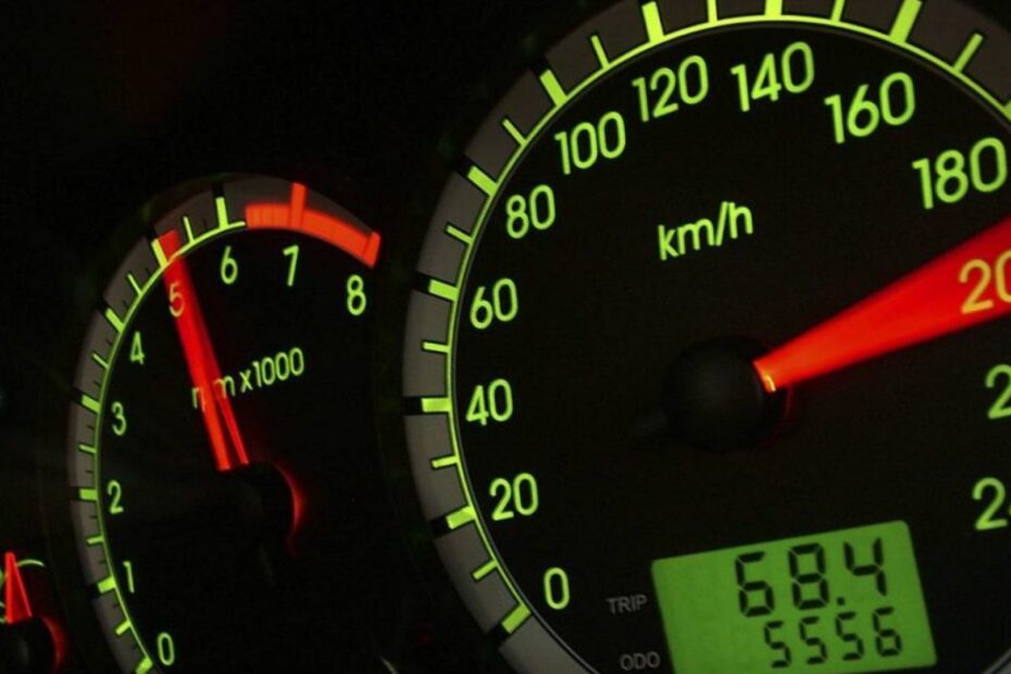 velocímetro de um carro em alta velocidade.
