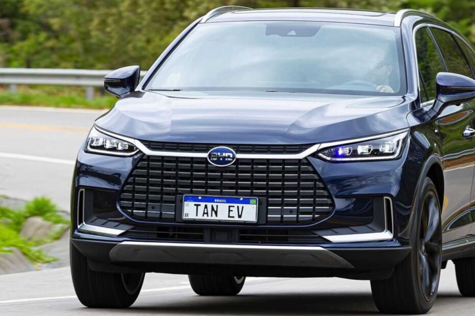 BYD azul parado de frente.