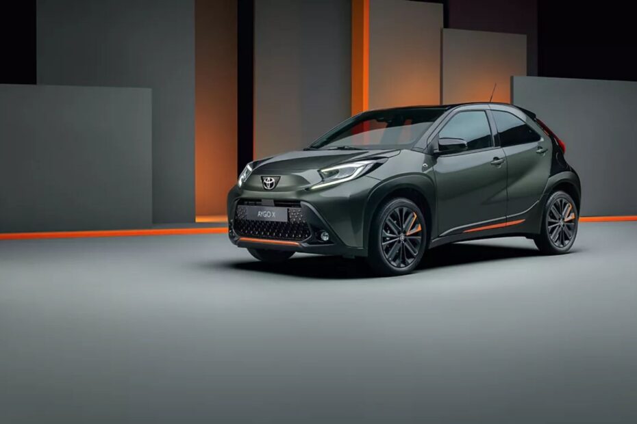 Aygo X cinza escuro.