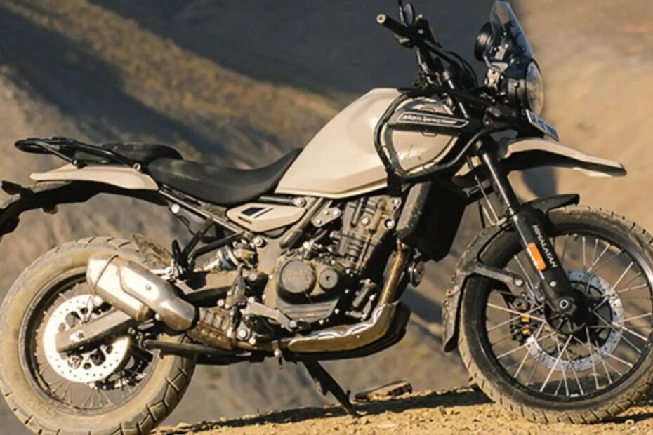 Himalayan 450 prata parada de lado.