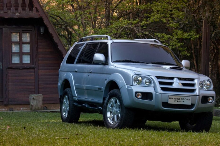 Mitsubishi pajero Sport parta parado na diagonal.