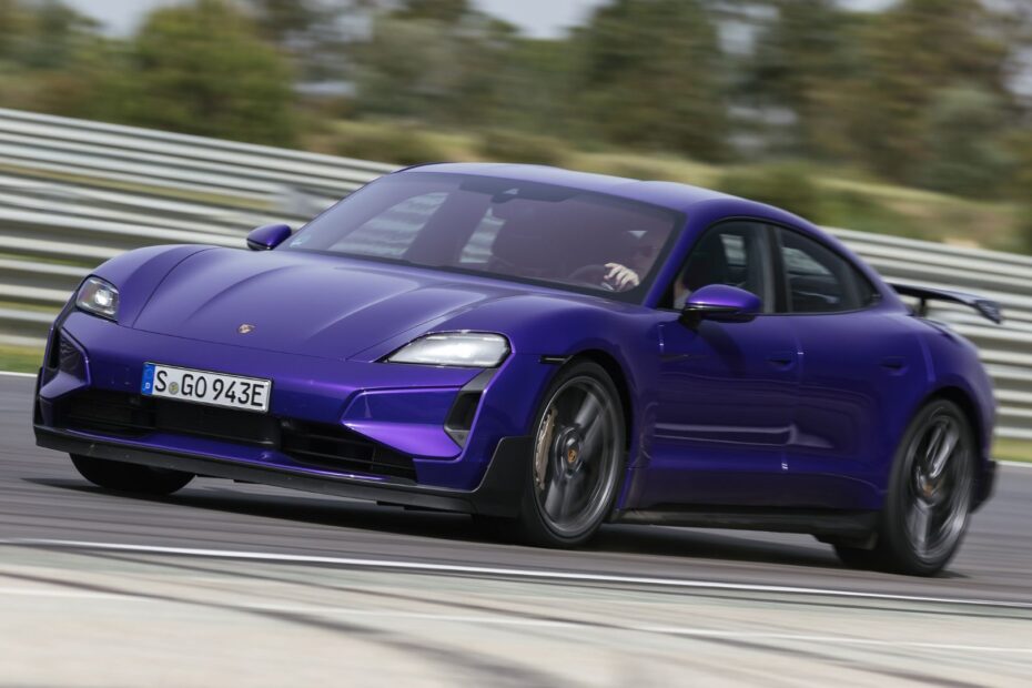 Porsche Taycan Turbo GT Weissach roxo em velocidade.