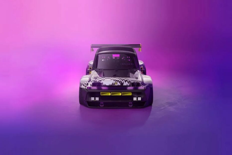 Renault 5 Turbo 3E de frente no fundo roxo.
