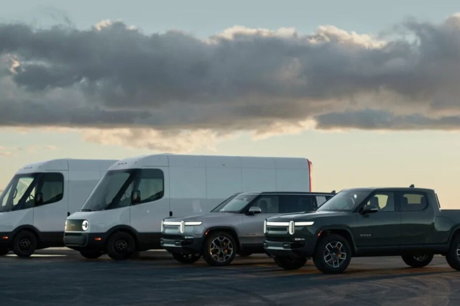 Vários veículos da Rivian parados na diagonal.