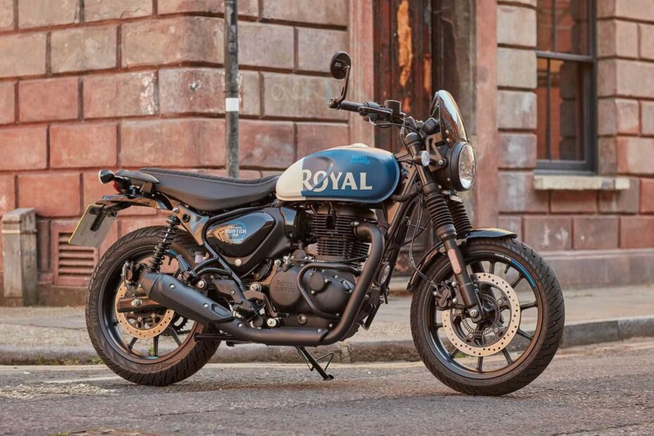 Royal Enfield azul parado de lado.