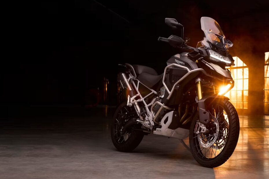 Triumph preta parada na diagonal.