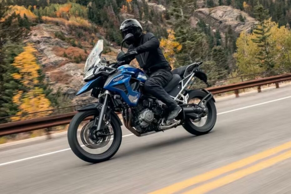 Triumph Tiger 1200 azul na estrada.