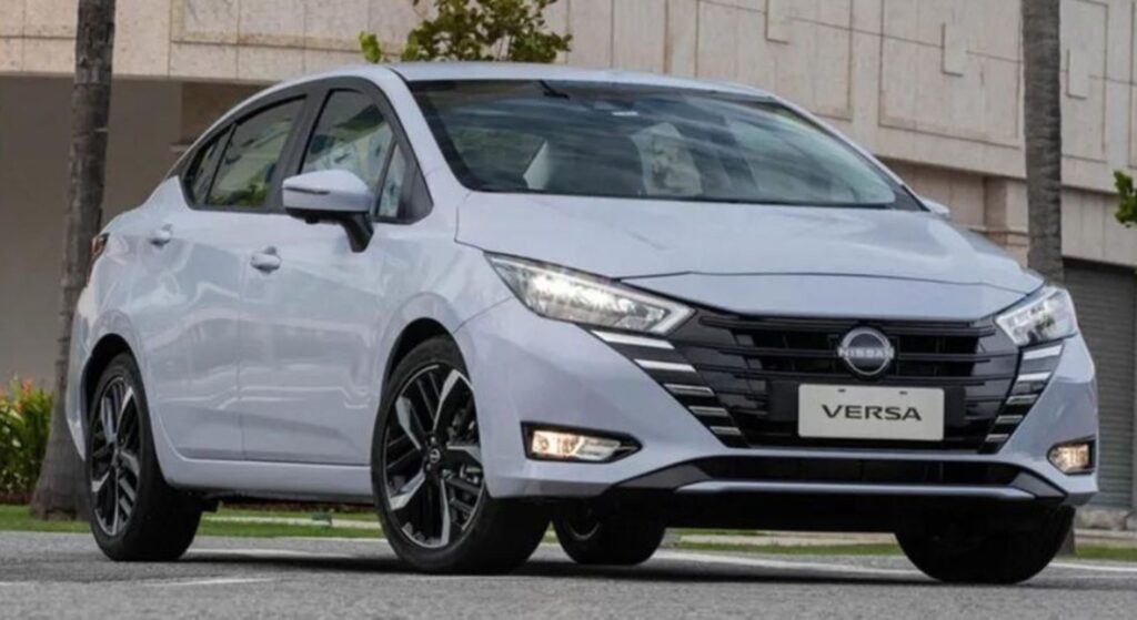 Nissan Versa branco parado na diagonal.