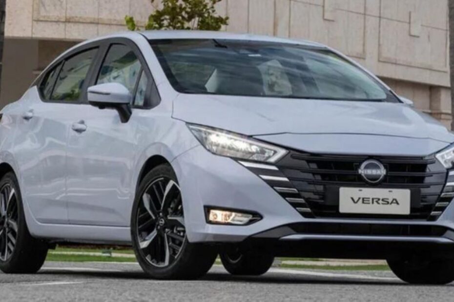 Nissan Versa branco parado na diagonal.