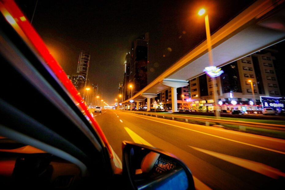 Viagem com carro a noite.