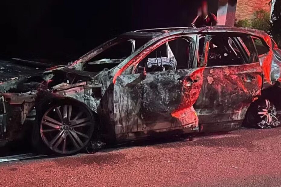 Carro da Volvo incendeia.