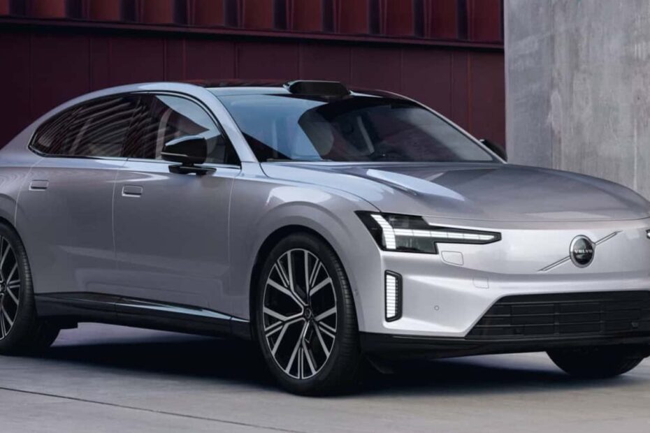 Volvo ES90 prata parado na diagonal.