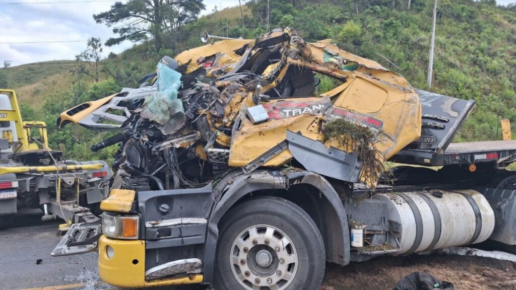 Caminhão tomba e deixa motorista gravemente ferido na SC-418.