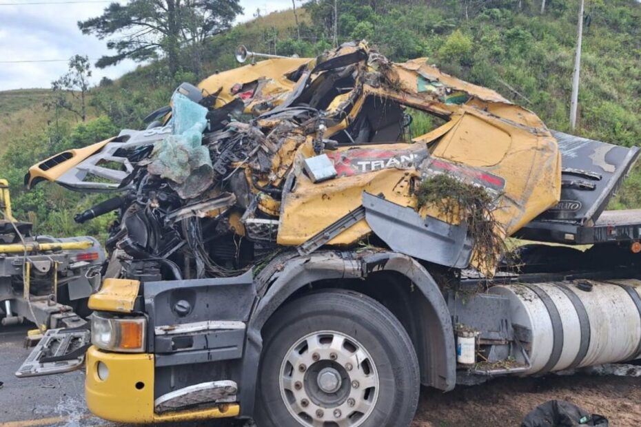 Caminhão tomba e deixa motorista gravemente ferido na SC-418.