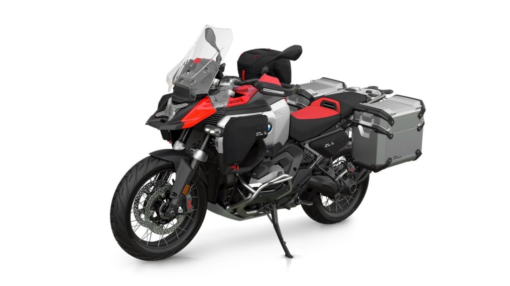 BMW R 1300 GS Adventure vermelha no fundo branco.