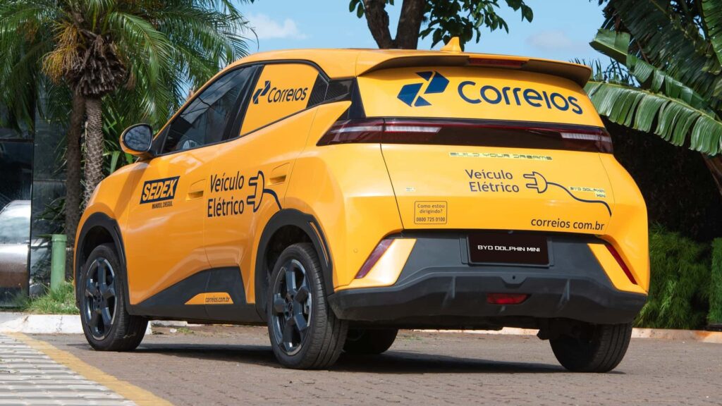 Traseira do BYD Dolphin Mini Cargo do correio.